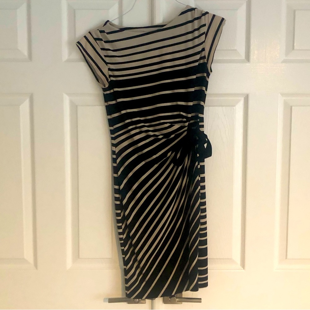 Just Taylor Womens Tan and Black Capped Sleeve Tie Dress Size 6. Knee Length